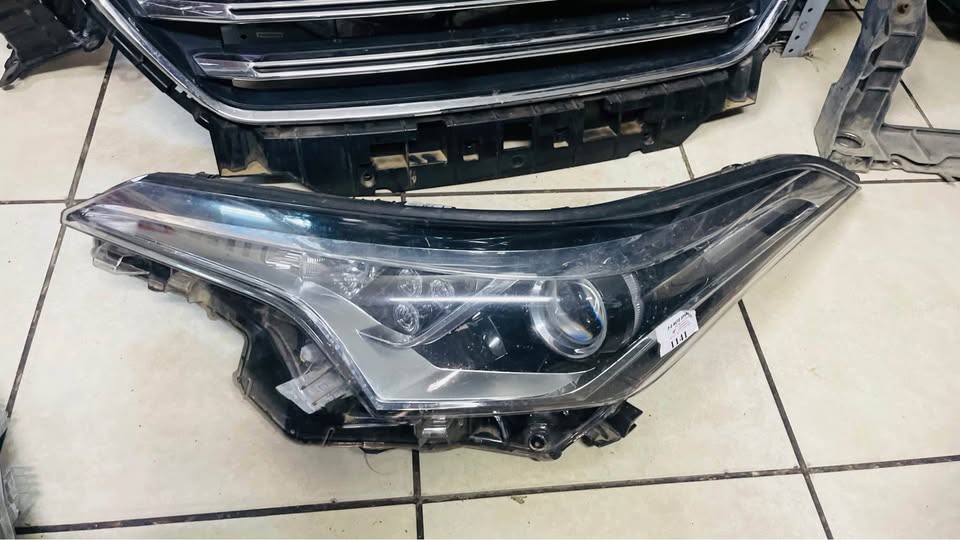 Toyota C-HR headlight 2016/20 - Private Seller Toyota C-HR headlight 2016/20 - Private Seller