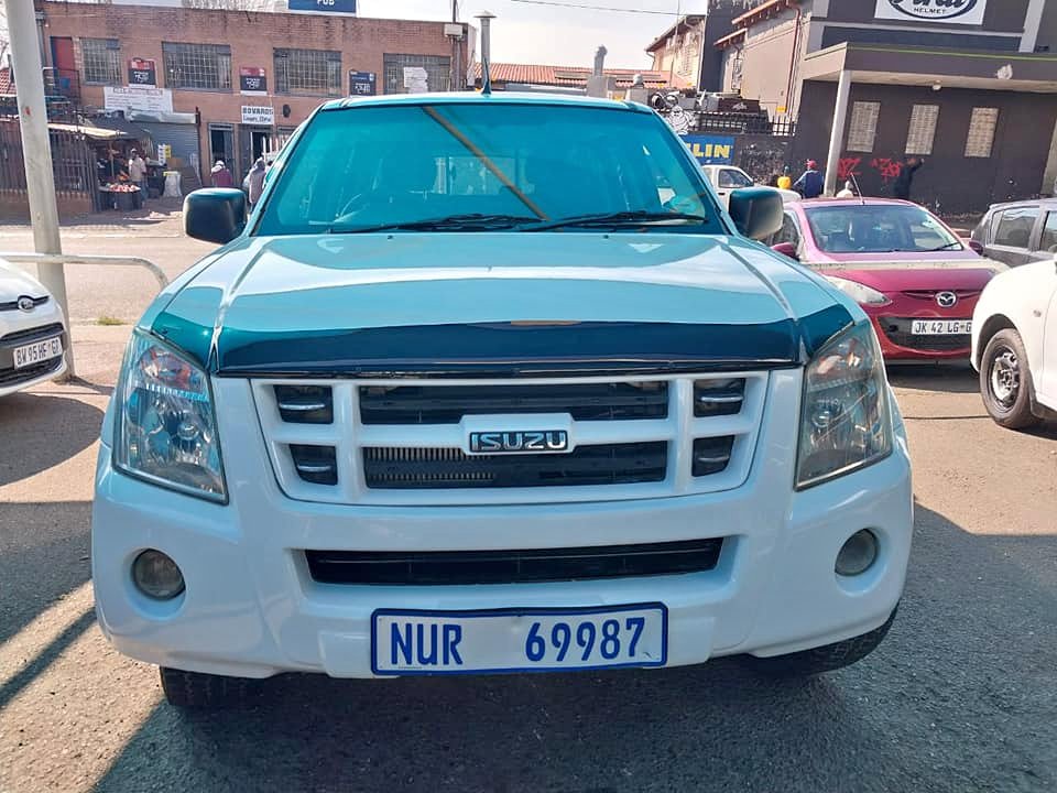 2012 ISUZU KB 250 DOUBLE CAB 125 000KM WHITE COLOR MANUEL DIESEL