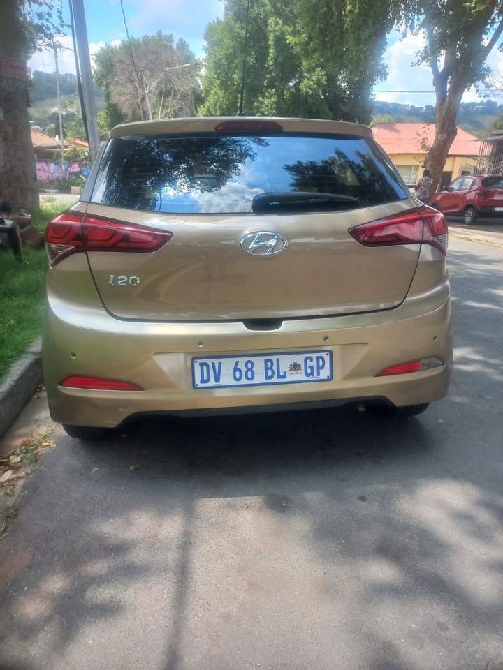 Hyundai i20 1.4 petrol, 2015 Model, Automatic, Gold color, mileage
