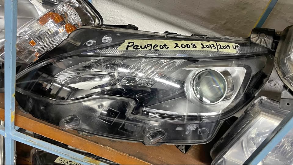 Peugeot 2008 headlight 2013/19 - Private Seller Peugeot 2008 headlight 2013/19 - Private Seller