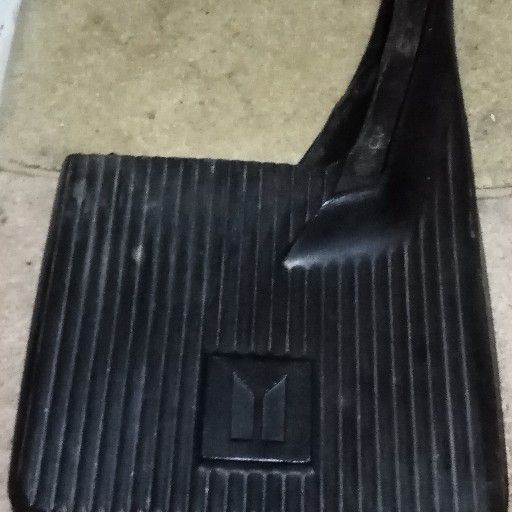 Wheel flap, older Isuzu