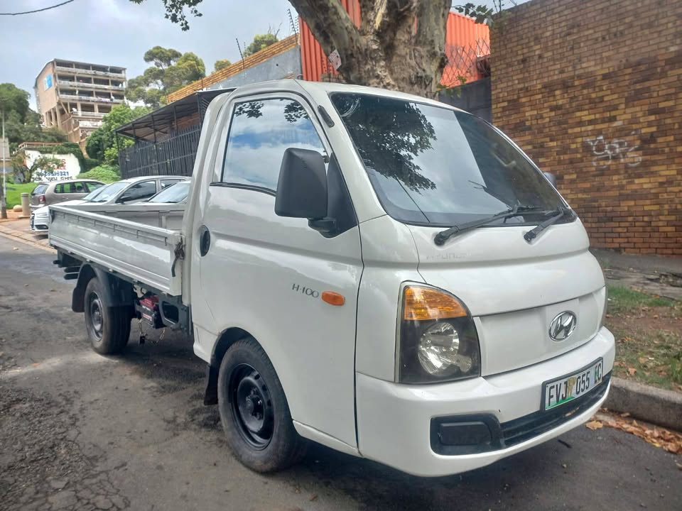 Hyundai H100 Bakkie 2.6 Diesel. 2012 Model. White Color, Mileage 105000kms,