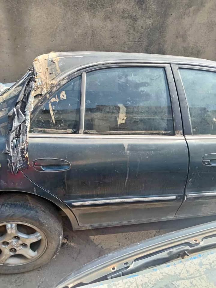 Hyundai sonata 1998 right rear door Hyundai sonata 1998 right rear door