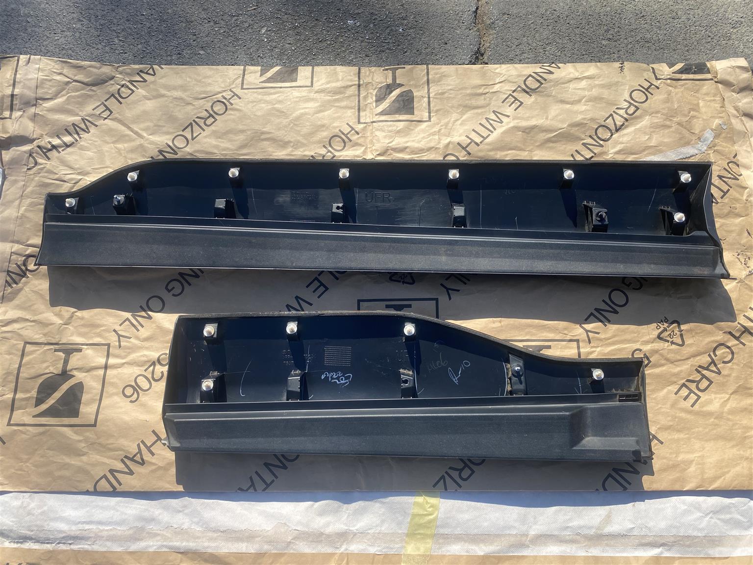 2025 TOYOTA COROLLA CROSS RIGHT FRONT AND REAR DOORS ARCH MOULDINGS FOR SALE - Private Seller