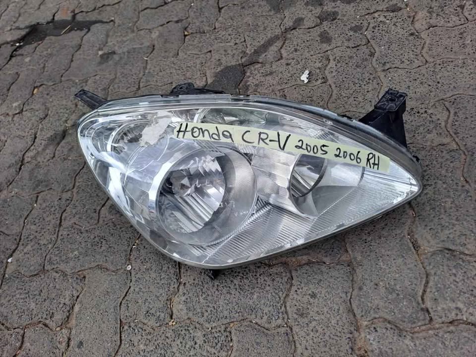 Honda CR-V Headlight Rightside. Call or DM . - Private Seller Honda CR-V Headlight Rightside. Call or DM . - Private Seller