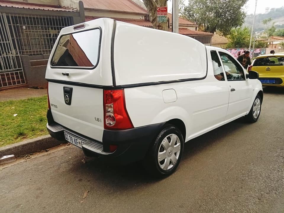 2012 Nissan Np200 1.6 with canopy