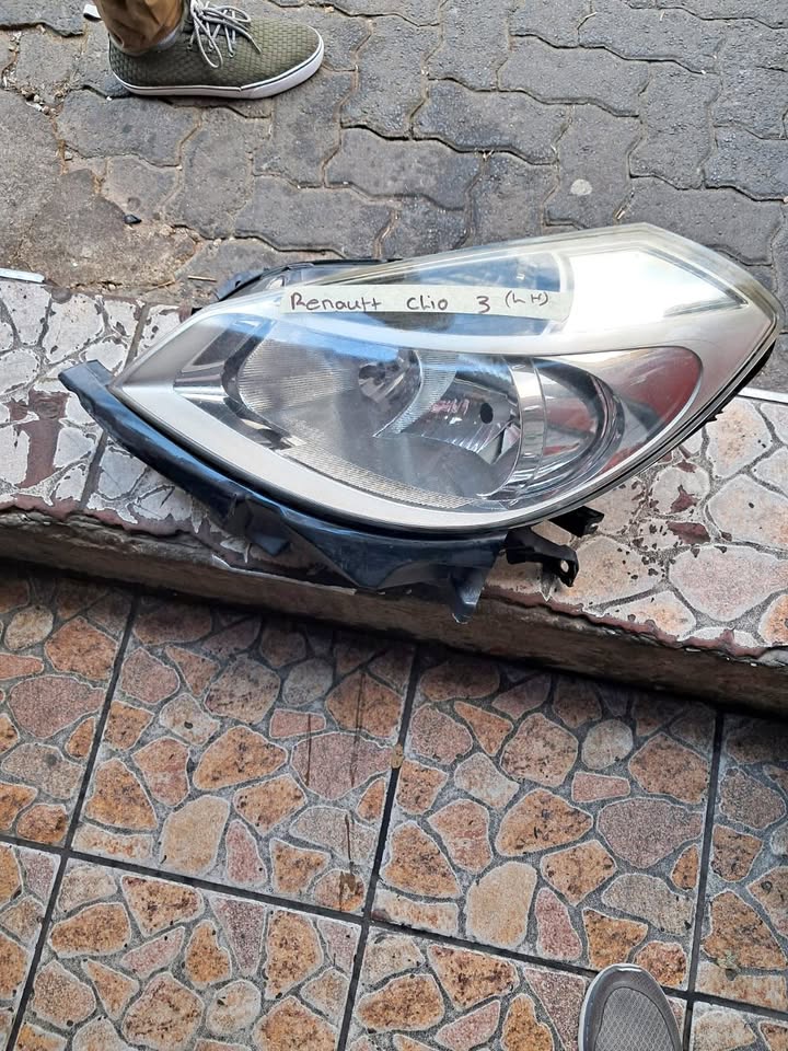 Renault Clio 3 Headlight  Used Auto Body Spare Parts at Sema Spare Center. - Private Seller