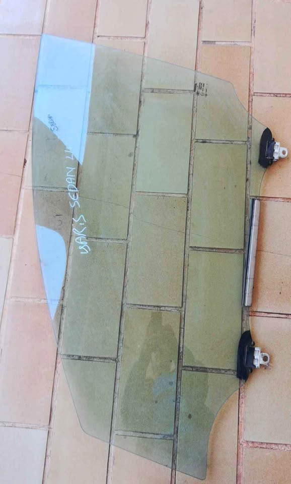 Toyota Yaris sedan left front door glass original - Private Seller