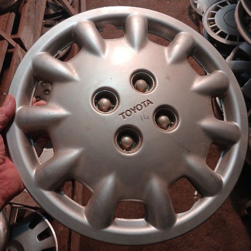 Corolla, 14 inch wheel cap - Private Seller Corolla, 14 inch wheel cap - Private Seller