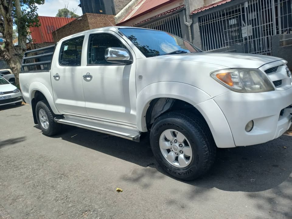 2008 TOYOTA HILUX DOUBLE CAB 2.7 VVTI HI RIDER IN EXCELLENT CONDITION