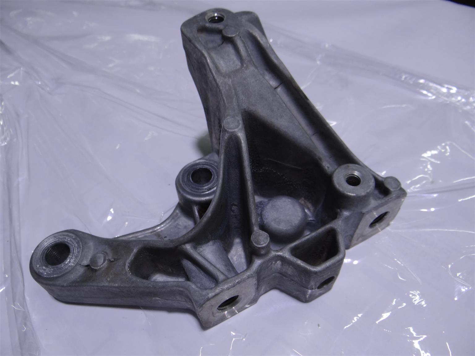 VW 1.4 Tsi / Audi 1.4 TFSi manual transmission rear mounting / bracket