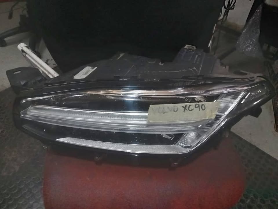 VOLVO CX 90 HEADLIGHT - Private Seller VOLVO CX 90 HEADLIGHT - Private Seller