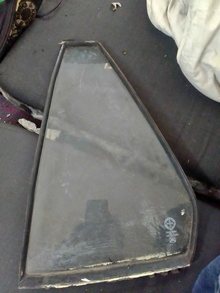 1987 TOYOTA COROLLA RIGHT AND LEFT REAR QUARTER GLASS - Private Seller 1987 TOYOTA COROLLA RIGHT AND LEFT REAR QUARTER GLASS - Private Seller