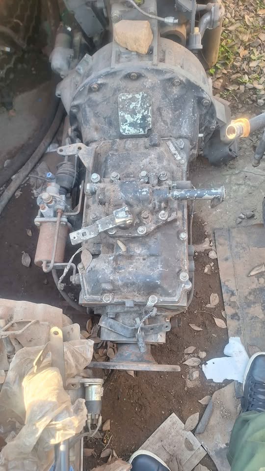 Nissan UD80/90/95 gearbox available