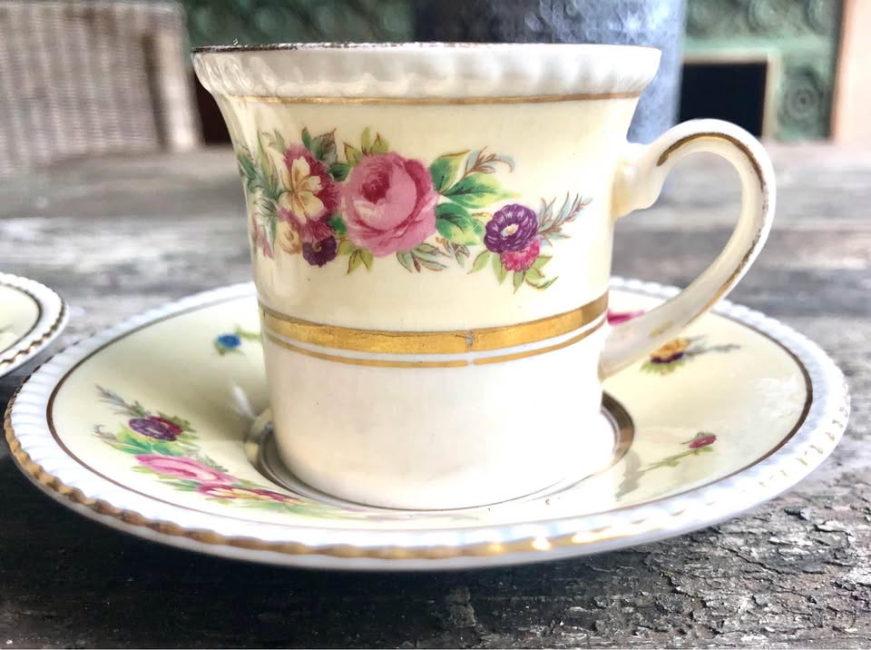 SIMPSONS POTTERY ENG AMBASSADOR WARE DEMI CUPS & SAUCERS HAMPTON COURT - 1 cup has chip as per pic