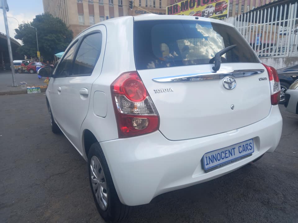 2014 TOYOTA ETIOS HATCHBACK 1.5 PETROL, MANUAL TRANSMISSION, WHITE COLOUR, MILEAGE 93000KM