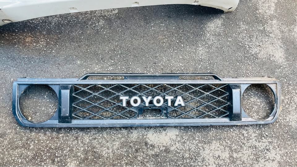 Toyota Land Cruiser 79 Series Grill - Private Seller Toyota Land Cruiser 79 Series Grill - Private Seller