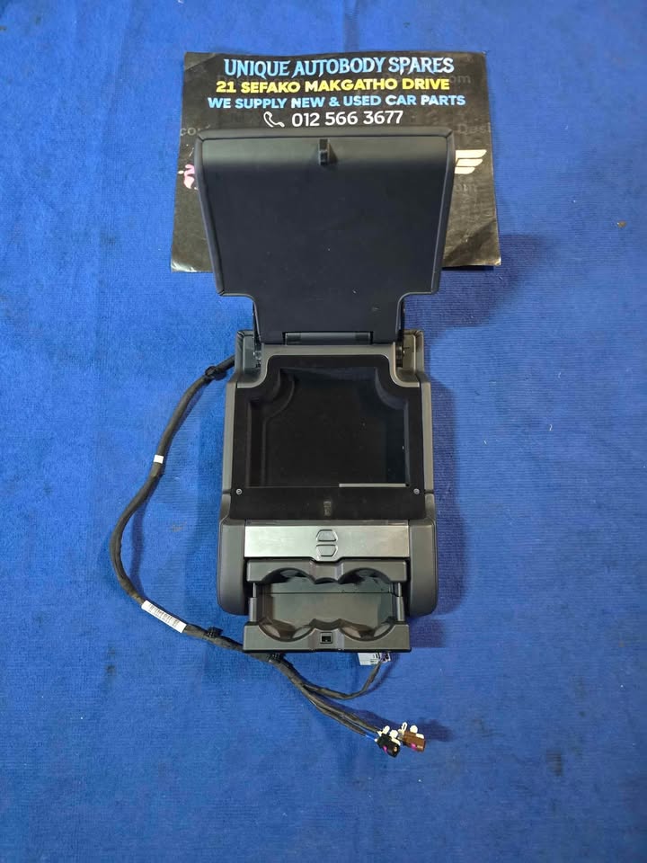 Range Rover Rear Back Arm Rest Console - Private Seller Range Rover Rear Back Arm Rest Console - Private Seller
