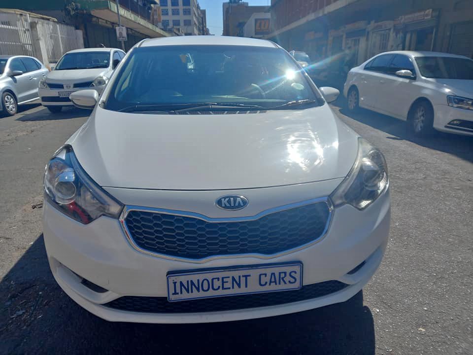 2014 KIA CERATO HATCHBACK 1.6 PETROL, MANUAL, WHITE COLOR, MILEAGE 73000KM