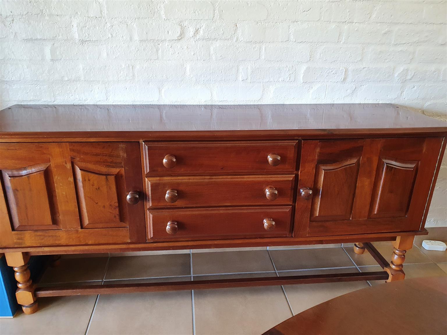 Dining room table (round) Side board. 6x chairs. Solid Valueable Wood.