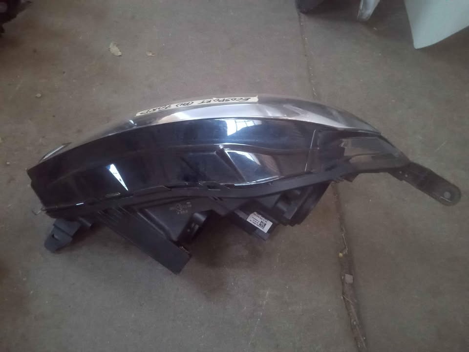 Ford escosport headlight left - Private Seller Ford escosport headlight left - Private Seller