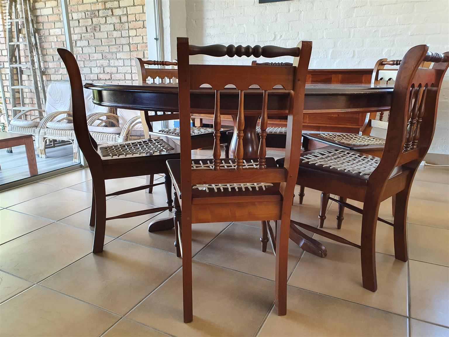 Dining room table (round) Side board. 6x chairs. Solid Valueable Wood. Dining room table (round) Side board. 6x chairs. Solid Valueable Wood.