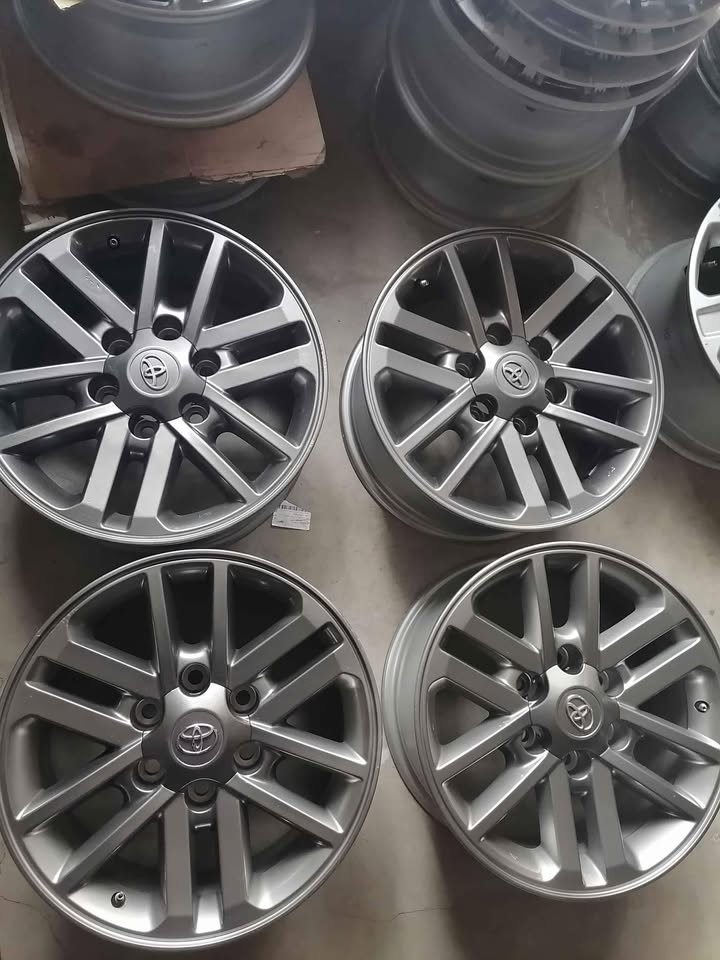 Toyota Hilux 17 TWINSPOKE RIMS(Swipe right)