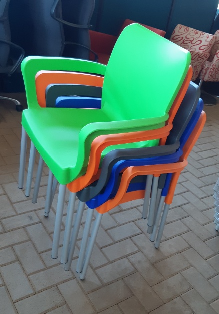 Good quality plastic chairs for sale | Junk Mail