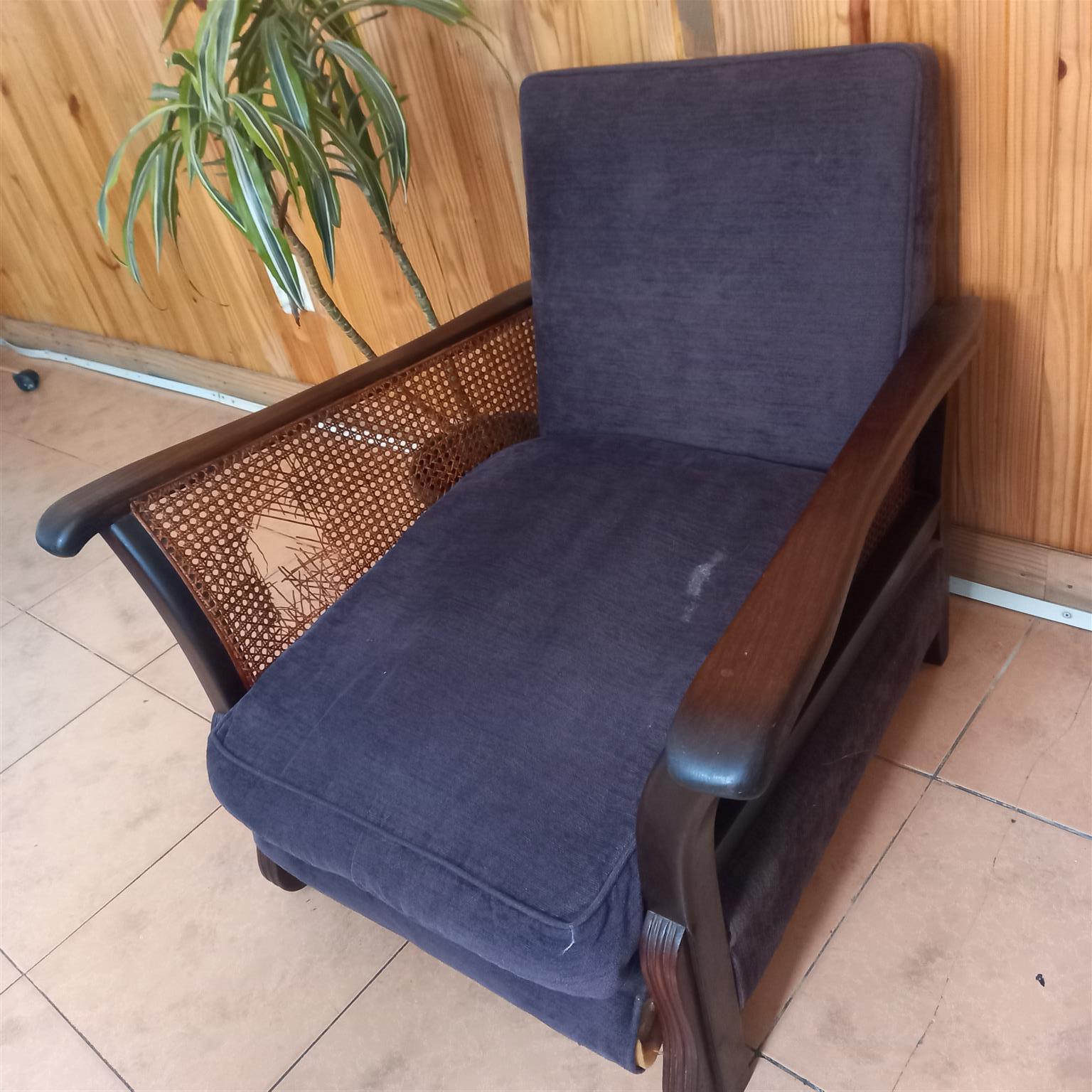 Soild cuffy chair