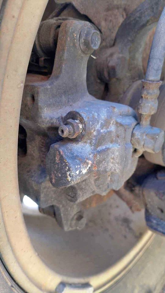 Isuzu kb320 V6 4x4 LF brake caliper - Private Seller Isuzu kb320 V6 4x4 LF brake caliper - Private Seller