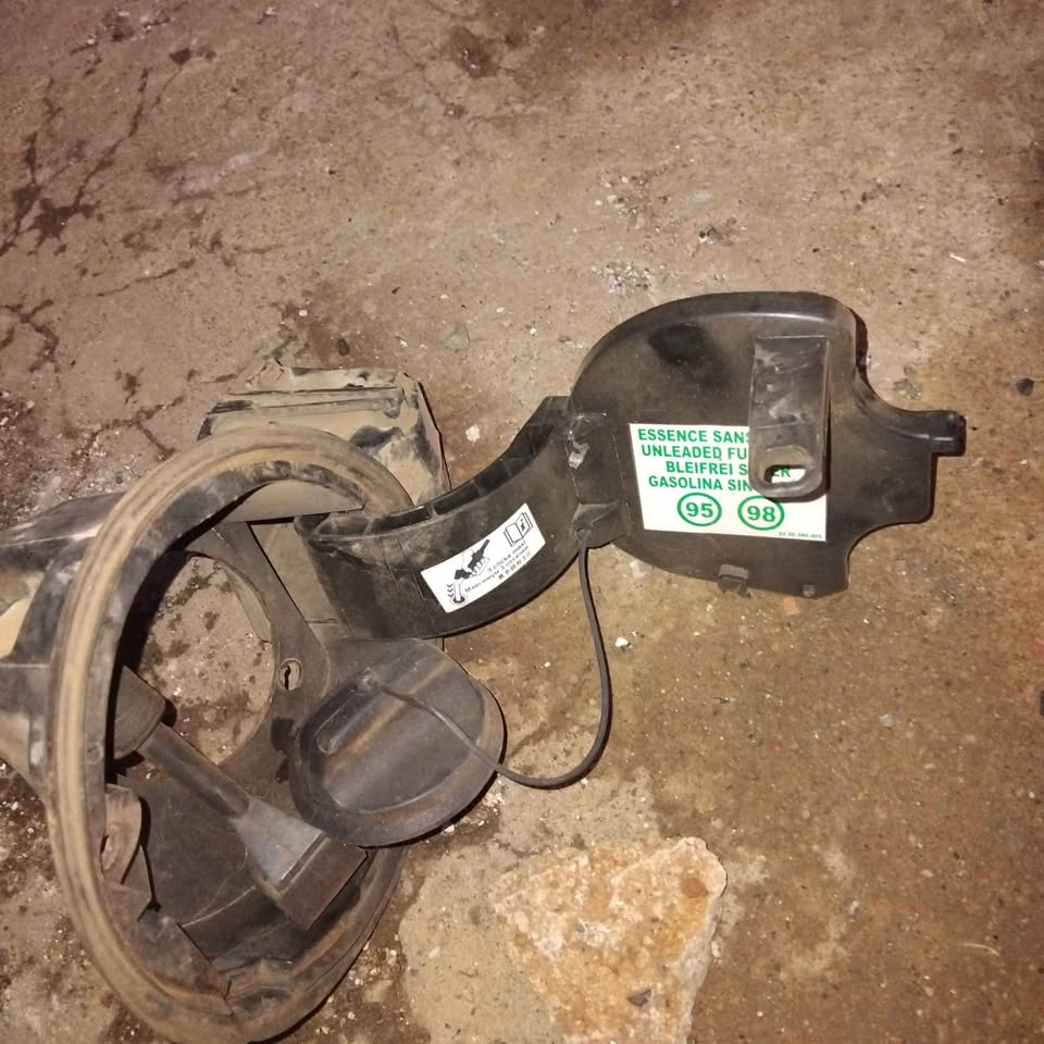 Renault Clio 4 petrol flap + lid - Private Seller Renault Clio 4 petrol flap + lid - Private Seller