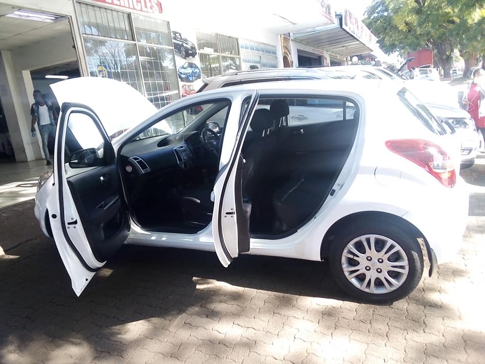 2012 Hyundai i20 1.4Fluid Manual white color. 83000km