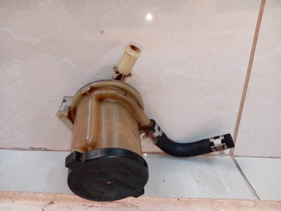 Toyota RunX Power Steering Transmission Bottle - Private Seller Toyota RunX Power Steering Transmission Bottle - Private Seller