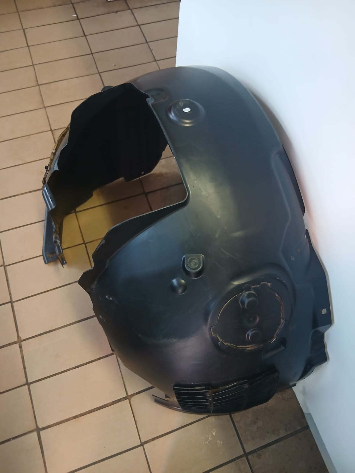 2016 XE JAGUAR FENDER LINER RIGHT - Private Seller