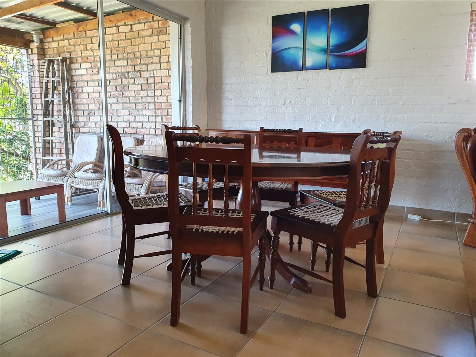 Dining room table (round) Side board. 6x chairs. Solid Valueable Wood.