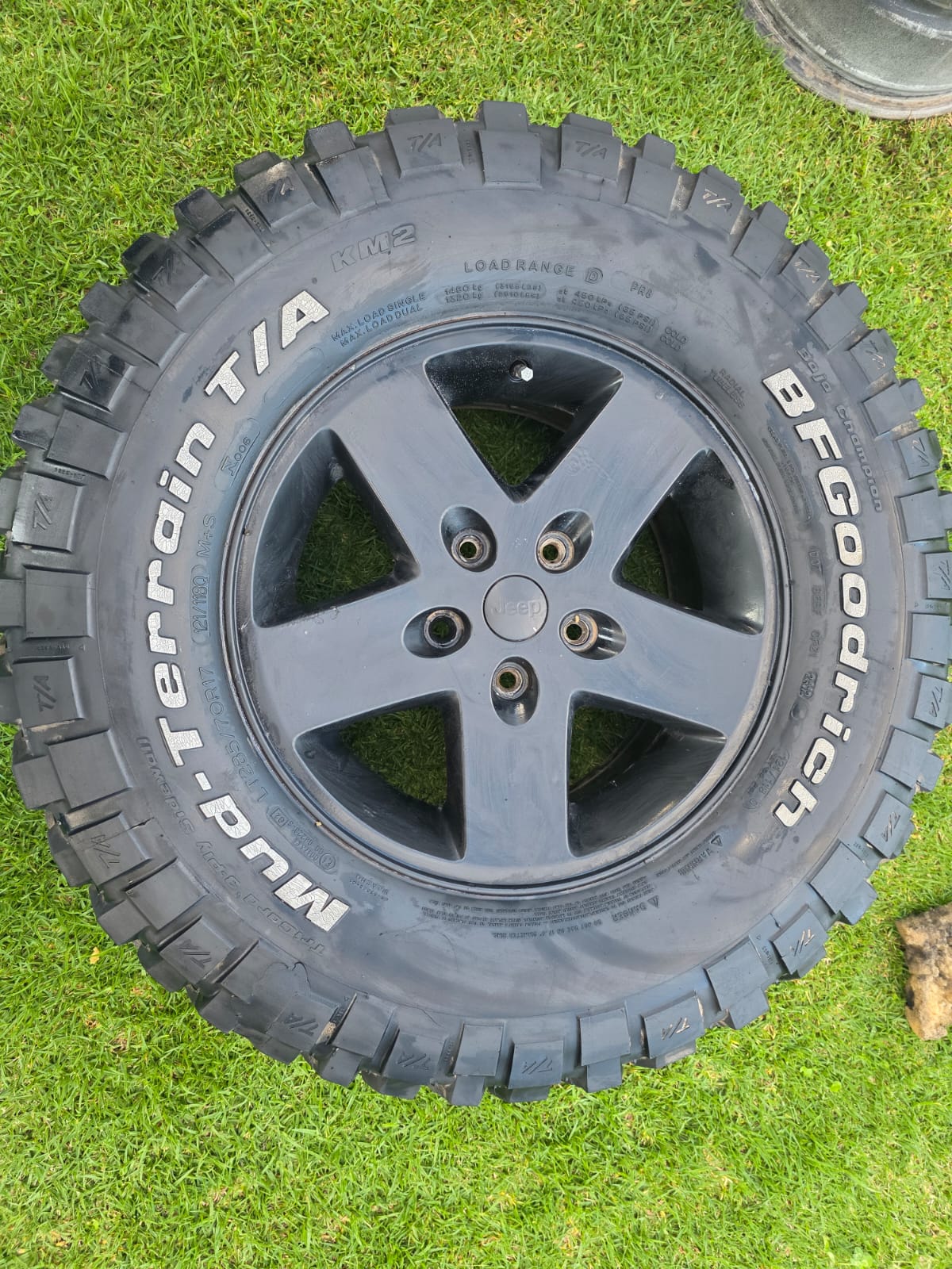 17 " Mud-Terrain km2 Lt285/70r17 x1 tyre only - Private Seller