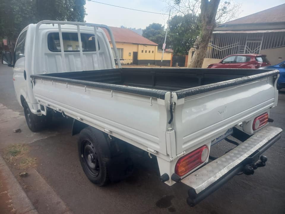 2015 HYUNDAI H100 BAKKIE 2.6 DIESEL, MANUAL, WHITE COLOR, MILEAGE 86000KMS