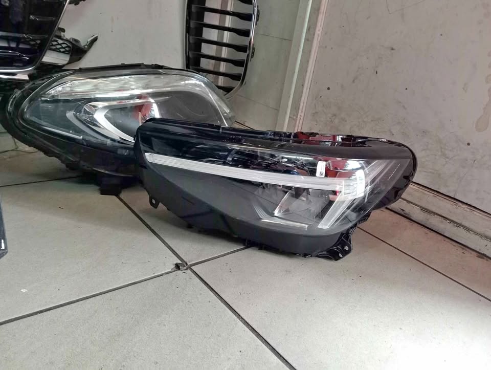 Volvo XC40 Headlight   Used Auto Body Spare Parts at Sema Spare Center. - Private Seller