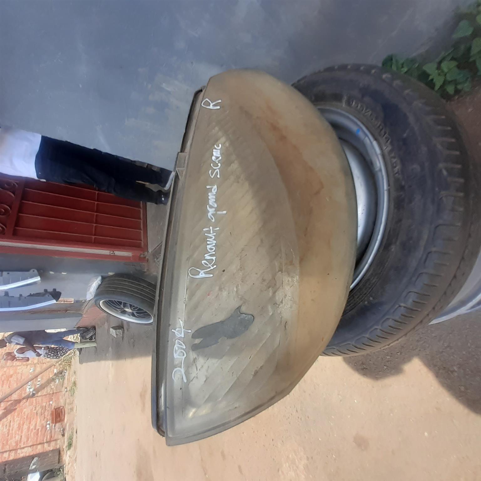 RENAULT GRAND RIGHT HEADLIGHT FOR SALE (DELIVERY AVAILABLE COUNTRY WIDE) - Private Seller RENAULT GRAND RIGHT HEADLIGHT FOR SALE (DELIVERY AVAILABLE COUNTRY WIDE) - Private Seller