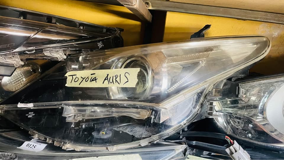 Toyota Auris headlight - Private Seller Toyota Auris headlight - Private Seller