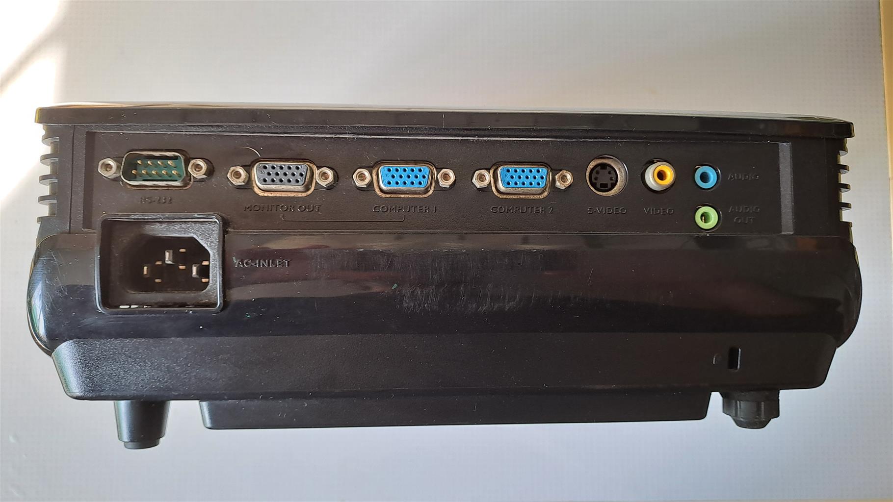Digital Projector Benq Mp515 . Good for presentations. Can be connected to 2