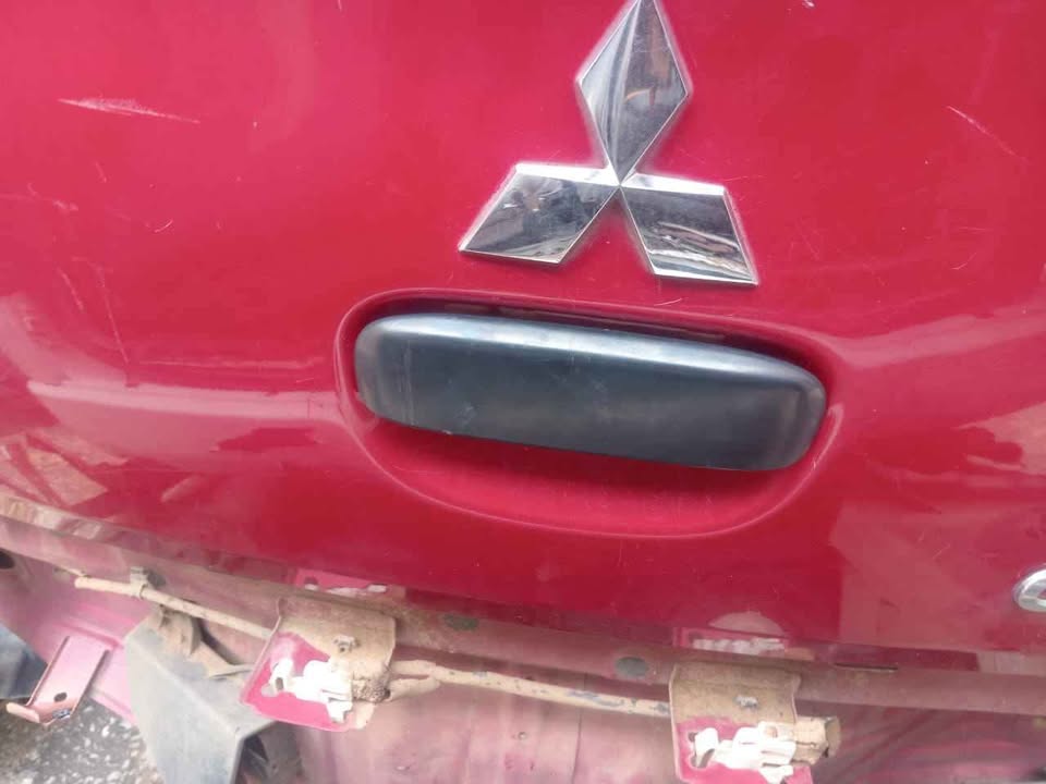 Mitsubishi mirage tailgate