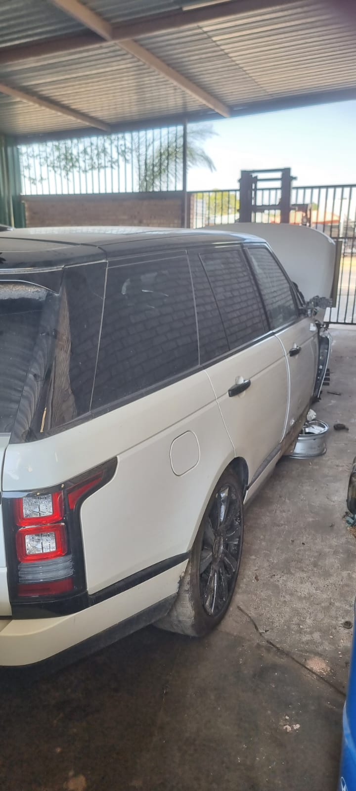 2013 Range Rover Vogue 4.4 SDV8 Spares – White in colour