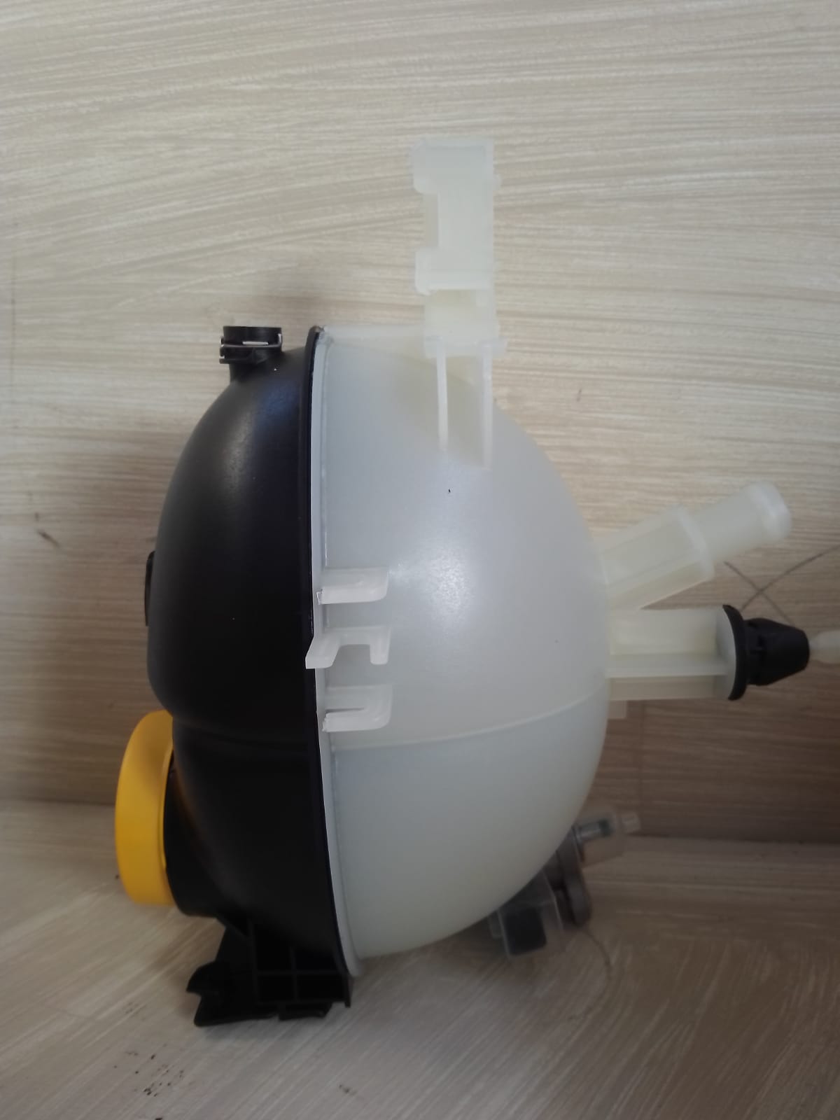 Mercedes Benz W204 Expansion Tank for sale - Private Seller Mercedes Benz W204 Expansion Tank for sale - Private Seller