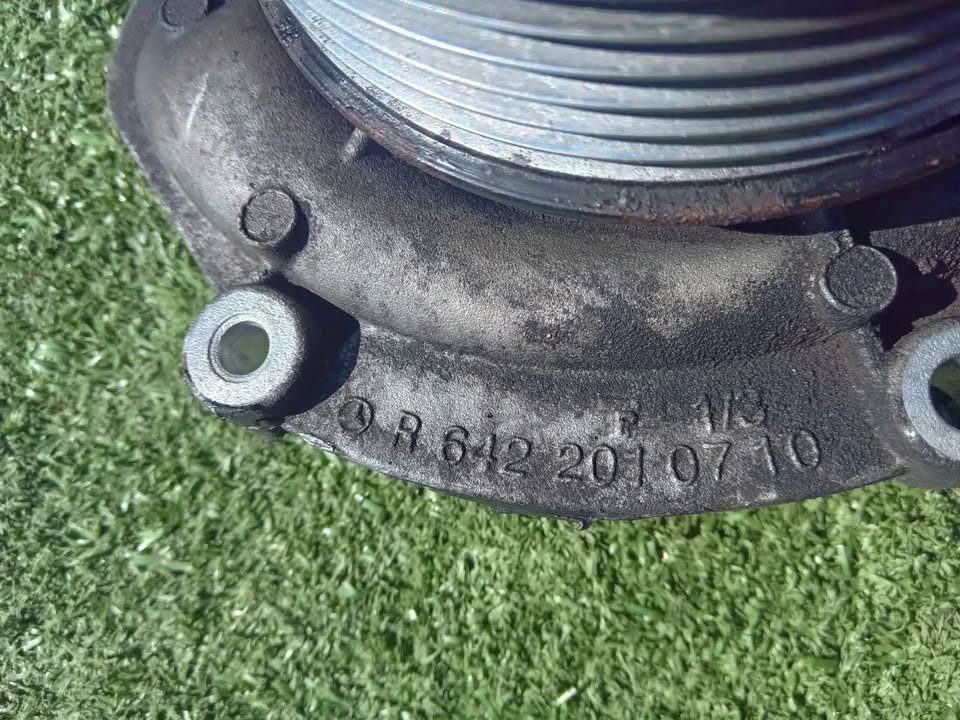 MERCEDES BENZ OM642 3.0 DIESEL ENGINE WATER PUMP FOR SALE W164/ SPRINTER /W204 /W212/ VITO