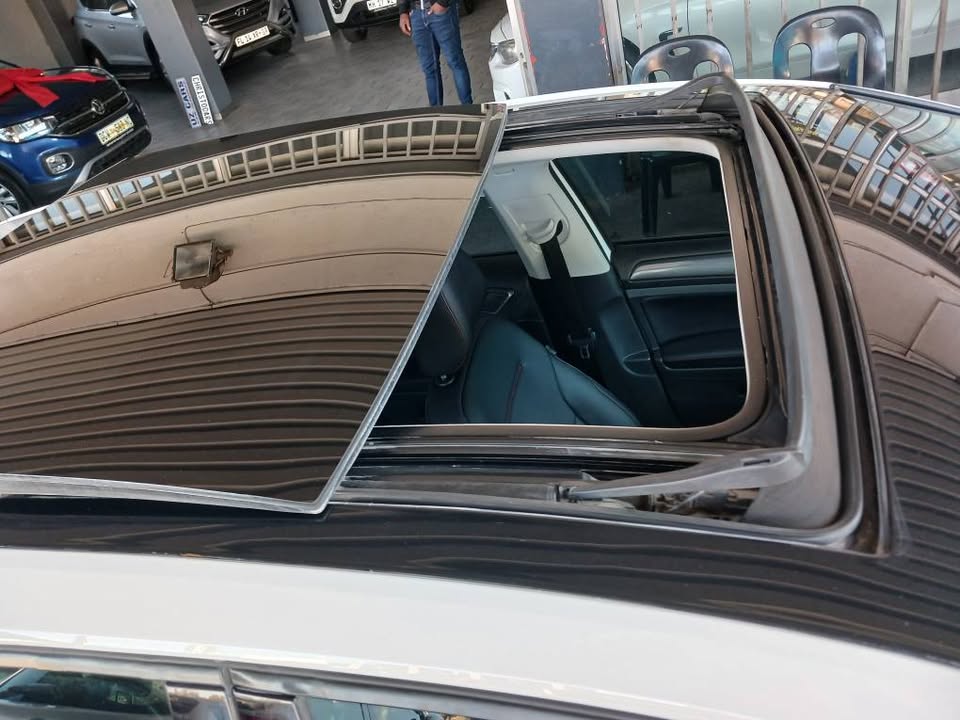 2019 VOLKSWAGEN GOLF 7 1.4 R-LINE Transmission: Automatic Mileage: Fueltype: Petrol White