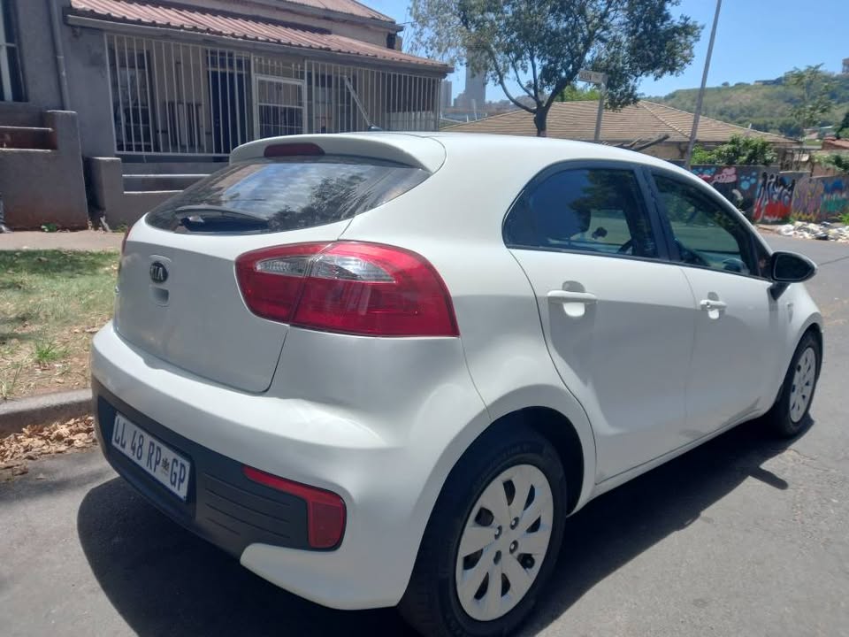 2016 KIA RIO HATCHBACK 1.2 PETROL, MANUAL TRANSMISSION, WHITE COLOR, MILEAGE