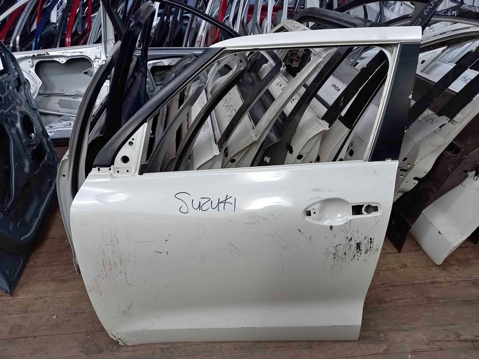 SUZUKI FRONT DOOR LEFT SIDE - Private Seller SUZUKI FRONT DOOR LEFT SIDE - Private Seller