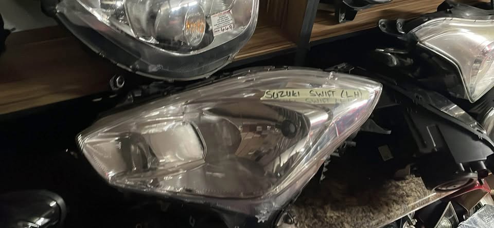 Suzuki swift left side headlight - Private Seller