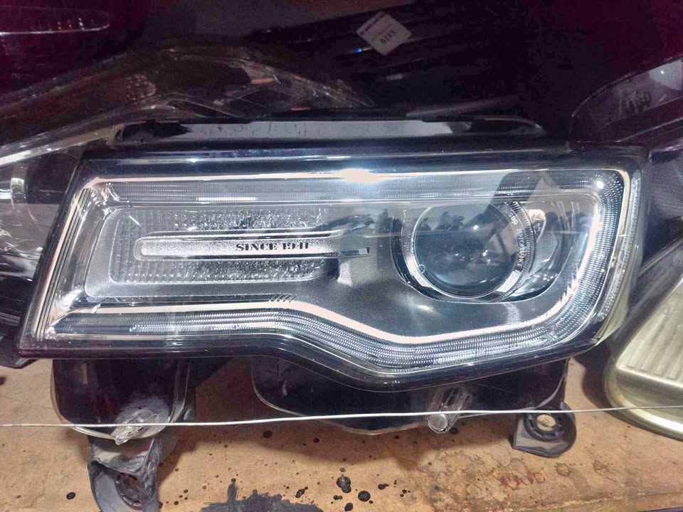 Jeep Grand Cherokee left headlight - Private Seller Jeep Grand Cherokee left headlight - Private Seller